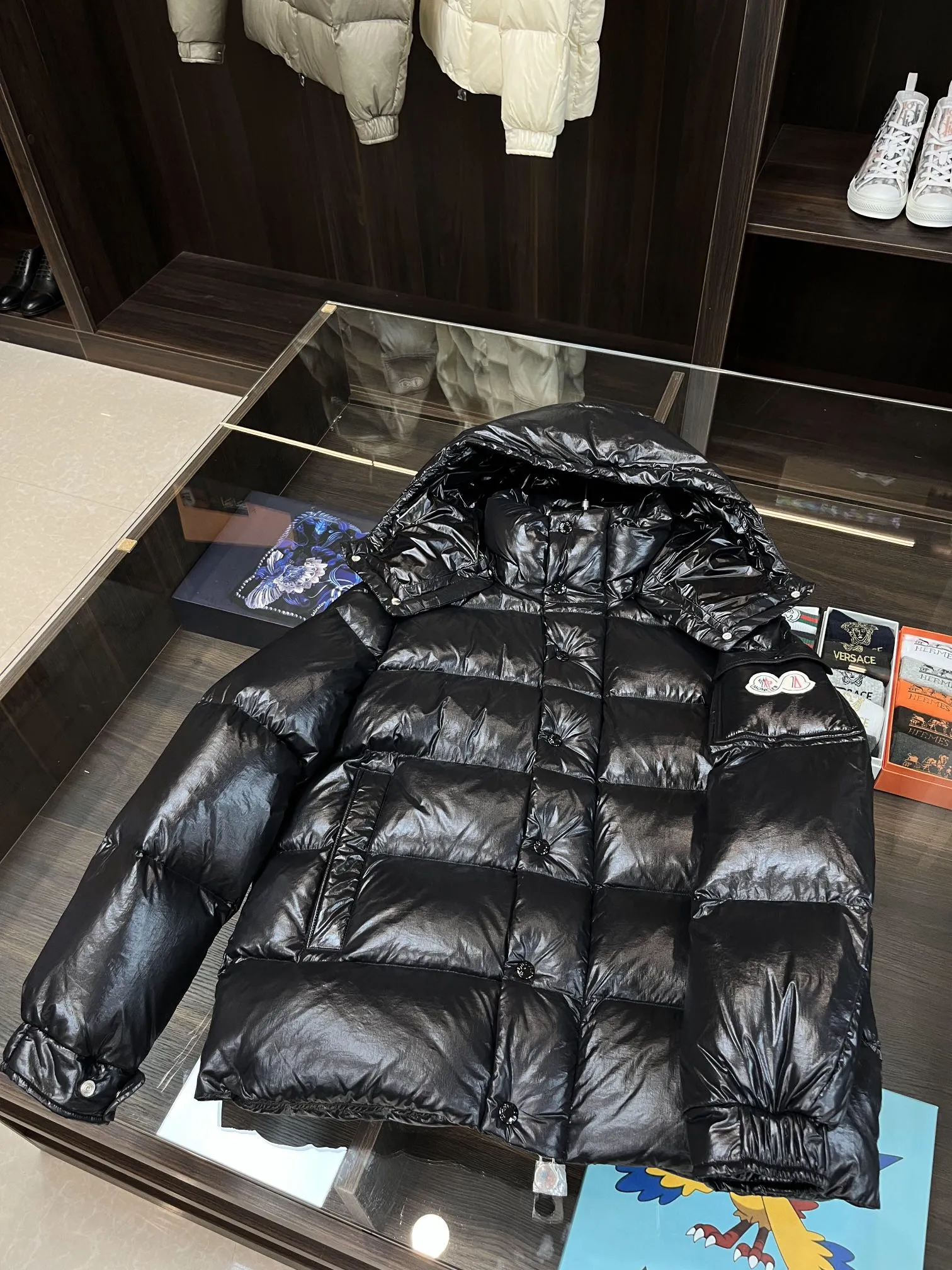 P390 Moncler/ 2026 70 、 。 DNA ， ， 。 Classic ， 、 。 Classic 70 。 Quality， 90 ，Premium Quality ， ，Black ！ Sizes M-3XL